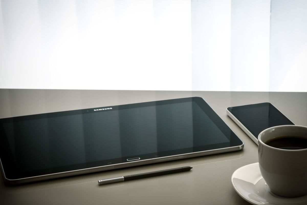 Tablet and smartphone on a desk